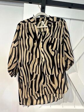 Truth Animal Print Button Down Size Small Like New